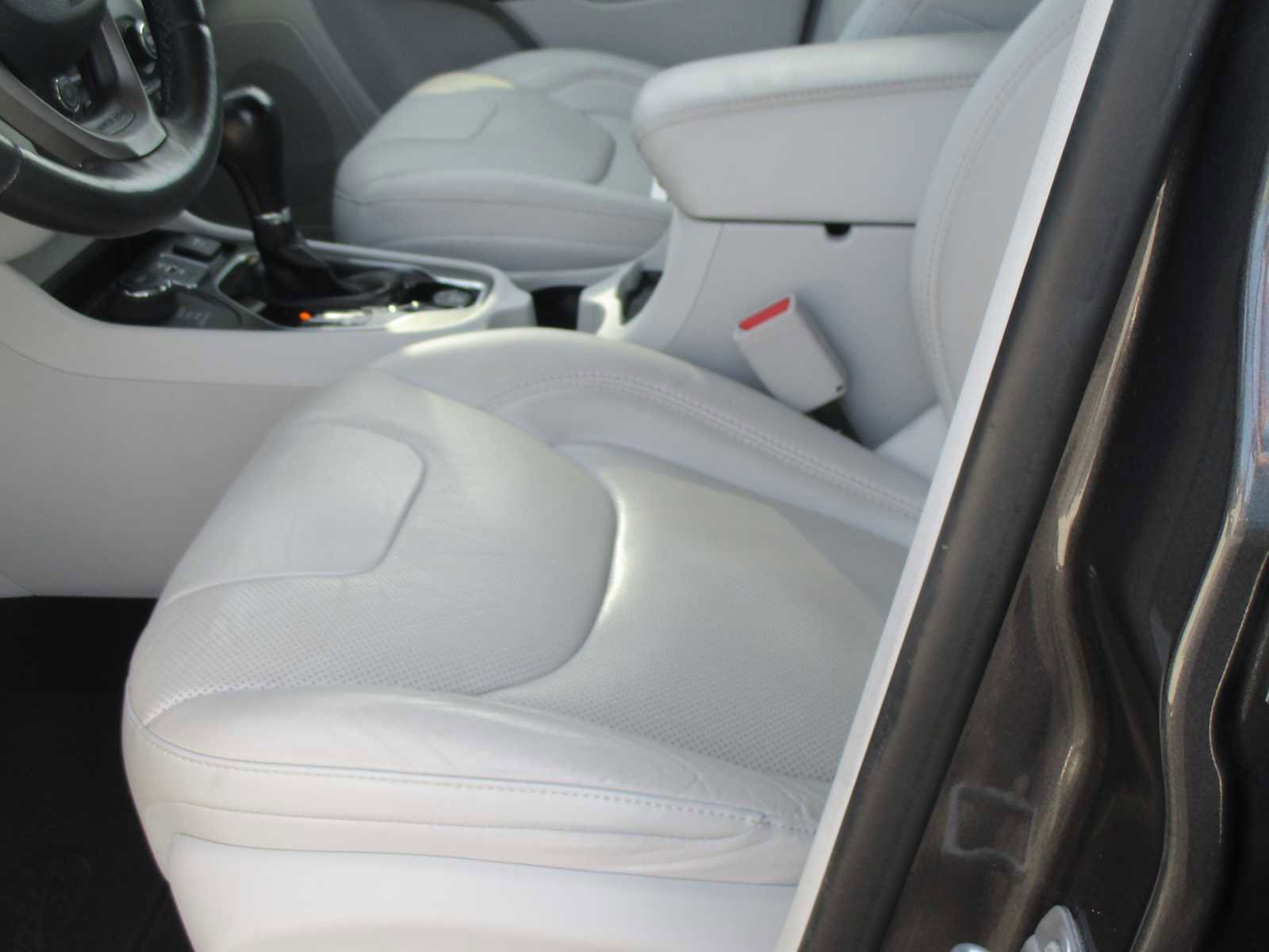 Used 2019 Jeep Cherokee Overland w/ Technology Group image 12