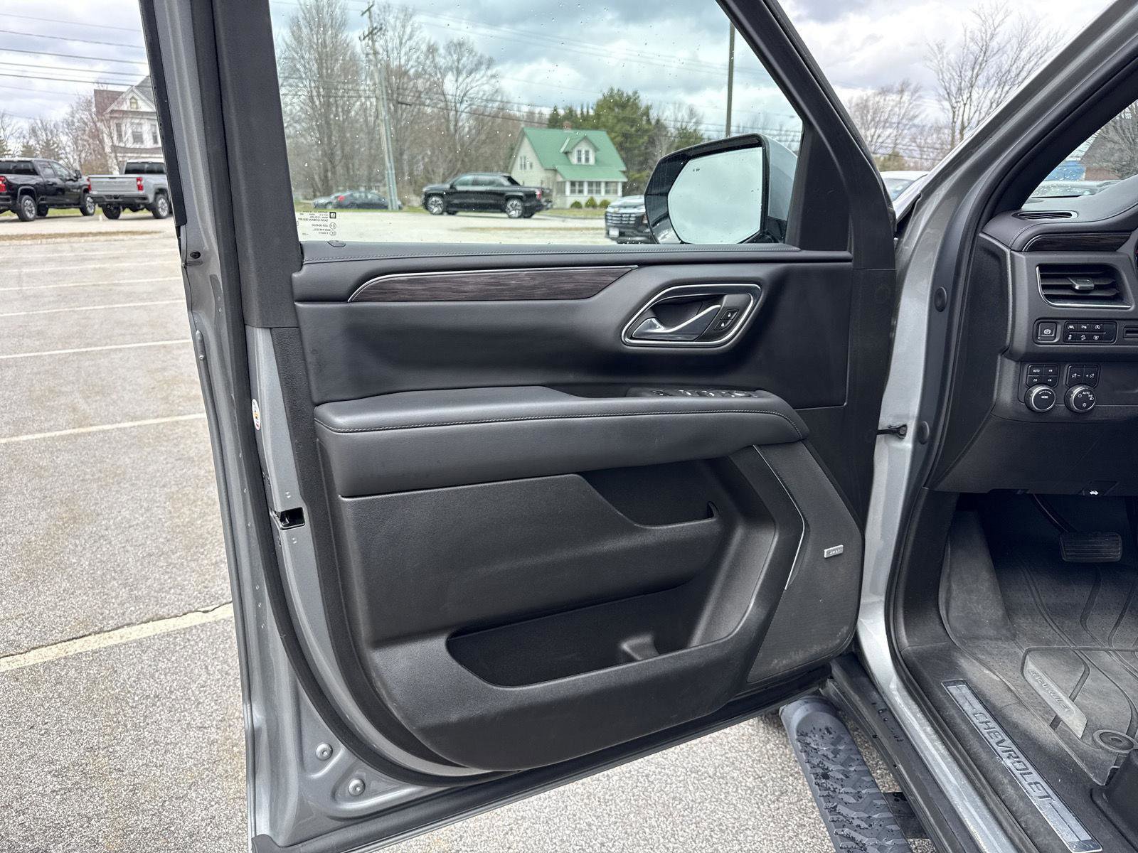 Used 2023 Chevrolet Tahoe Z71 w/ Luxury Package AWD/4WD image 10