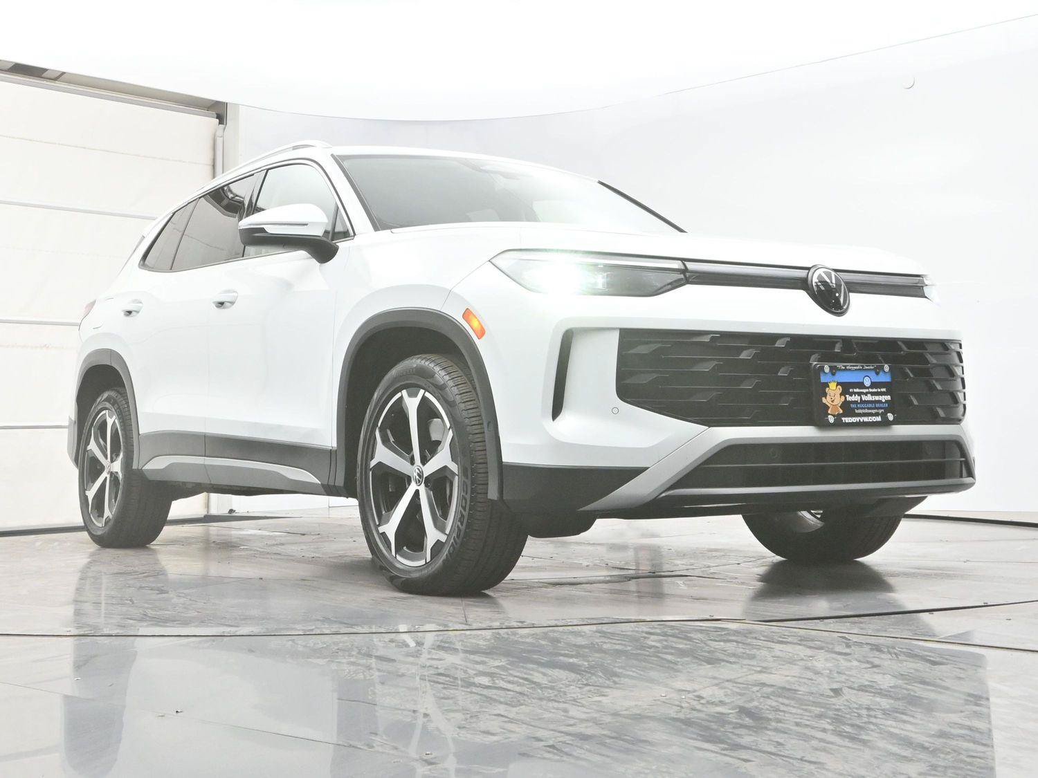 Used 2025 Volkswagen Tiguan SE AWD/4WD image 30