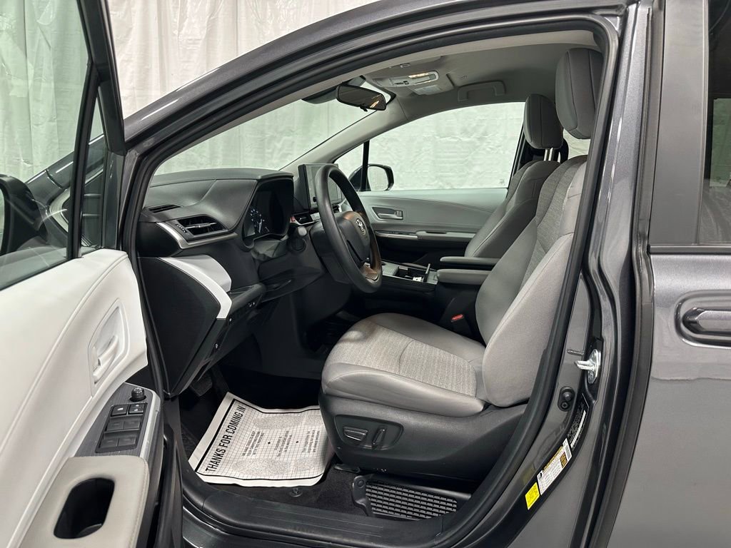 Used 2025 Toyota Sienna LE image 10