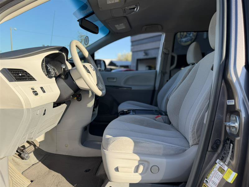 Used 2014 Toyota Sienna LE FWD image 11