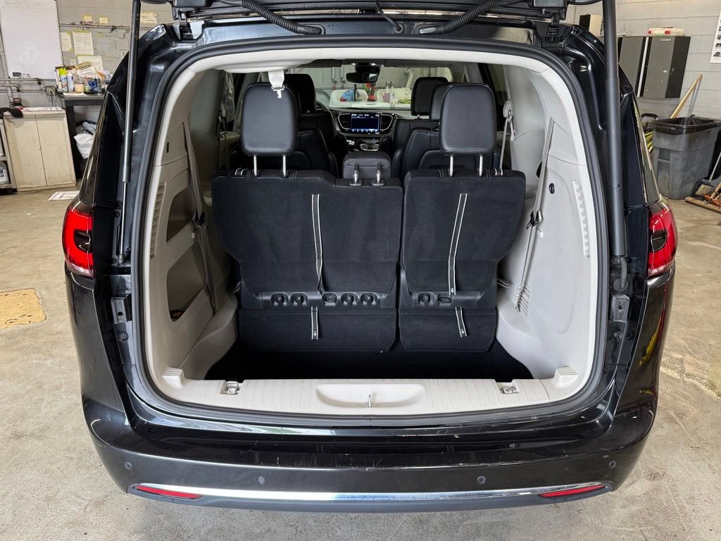 Used 2023 Chrysler Pacifica Touring-L AWD/4WD image 27