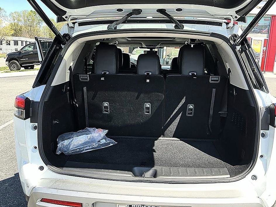 Certified 2025 Nissan Pathfinder Platinum image 24