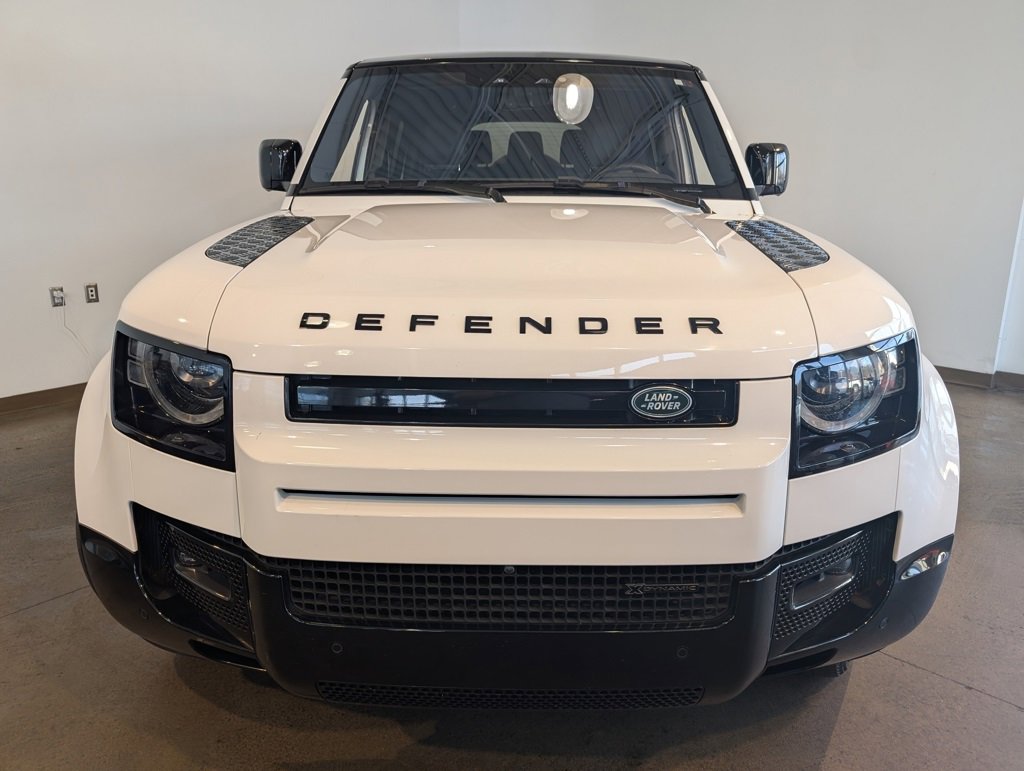 Used 2023 Land Rover Defender 130 X-Dynamic SE image 2