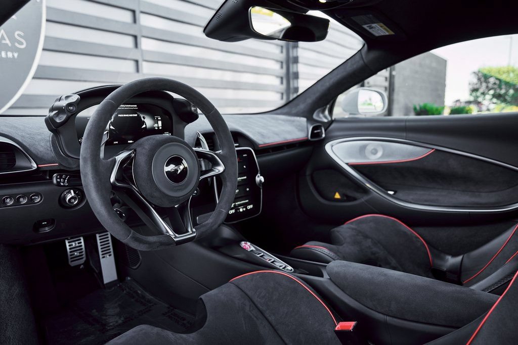 Used 2023 McLaren Artura RWD image 2