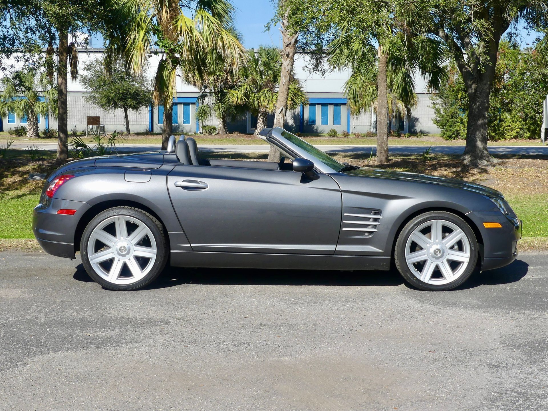 Used 2005 Chrysler Crossfire Limited image 3