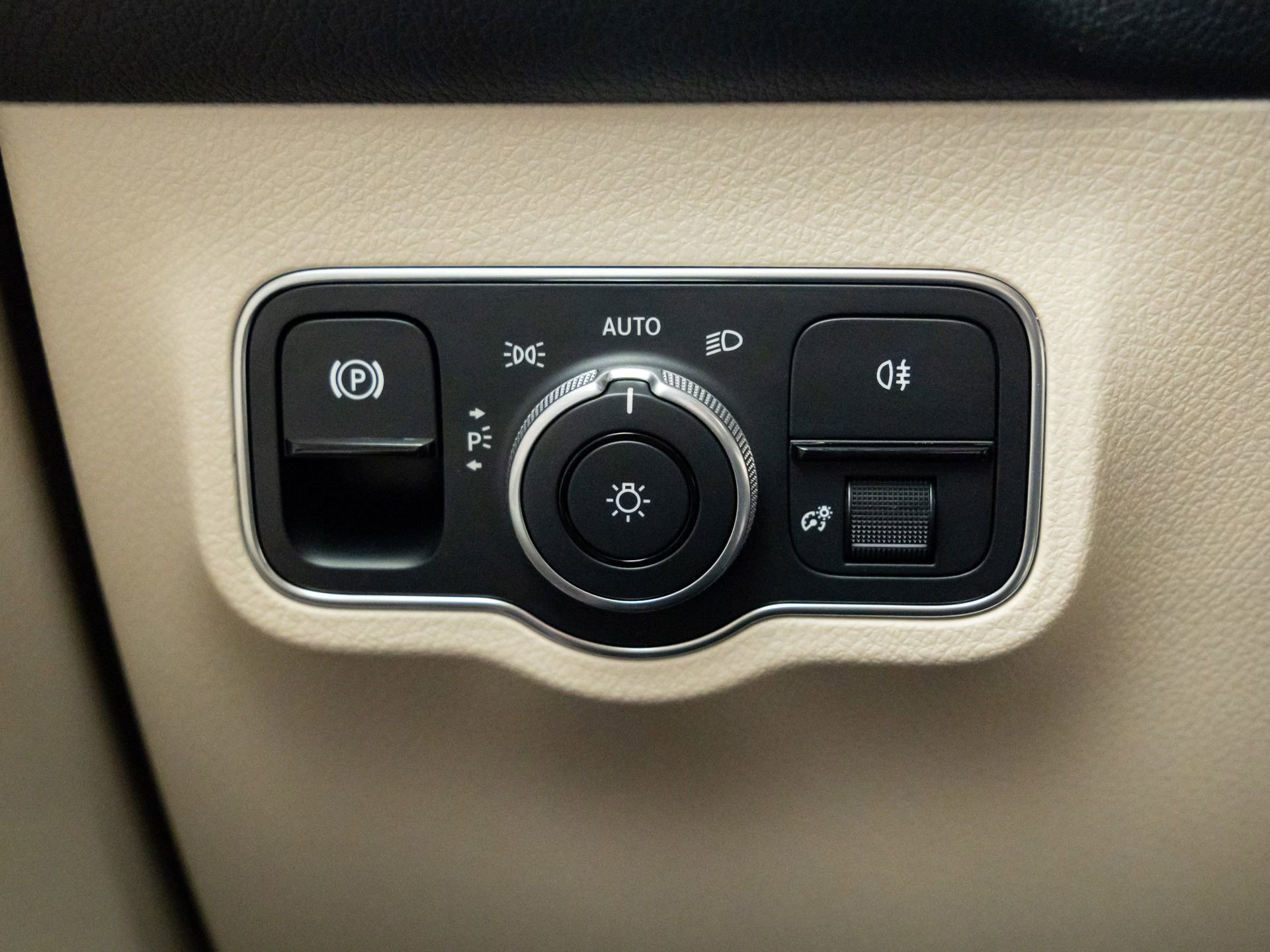 Used 2023 Mercedes-Benz EQB 300 4MATIC w/ Exclusive Package image 22