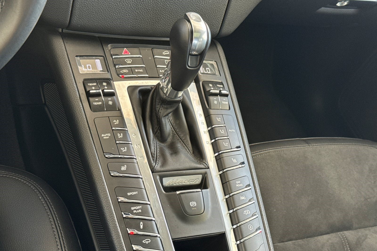 Used 2018 Porsche Macan Sport Edition AWD/4WD image 26