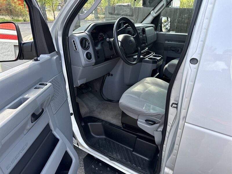 Used 2011 Ford E-350 and Econoline 350 XLT RWD image 16
