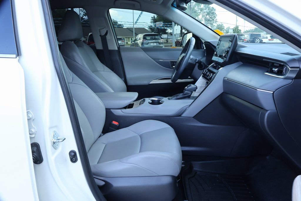 Used 2022 Toyota Venza XLE image 8