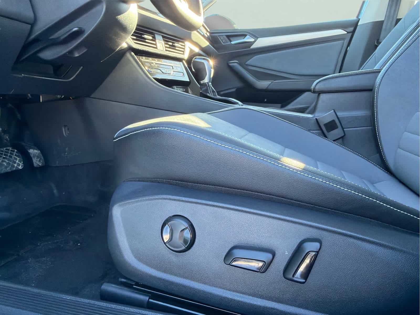 Certified 2025 Volkswagen Jetta SE image 17