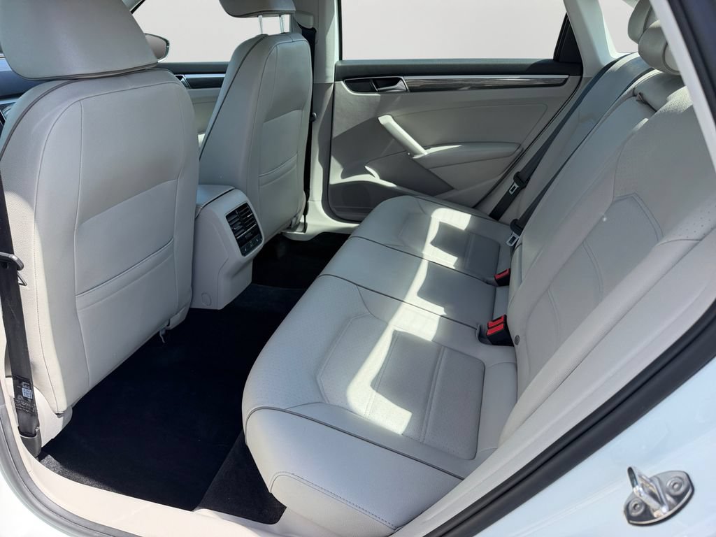 Used 2018 Volkswagen Passat 2.0T SE FWD image 12
