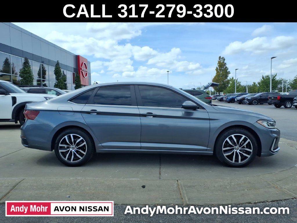 Used 2025 Volkswagen Jetta SE FWD image 8