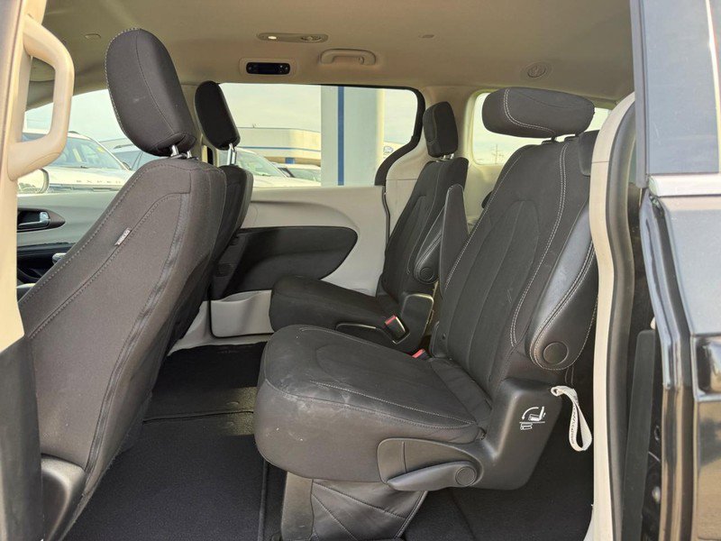 Used 2023 Chrysler Voyager LX image 11