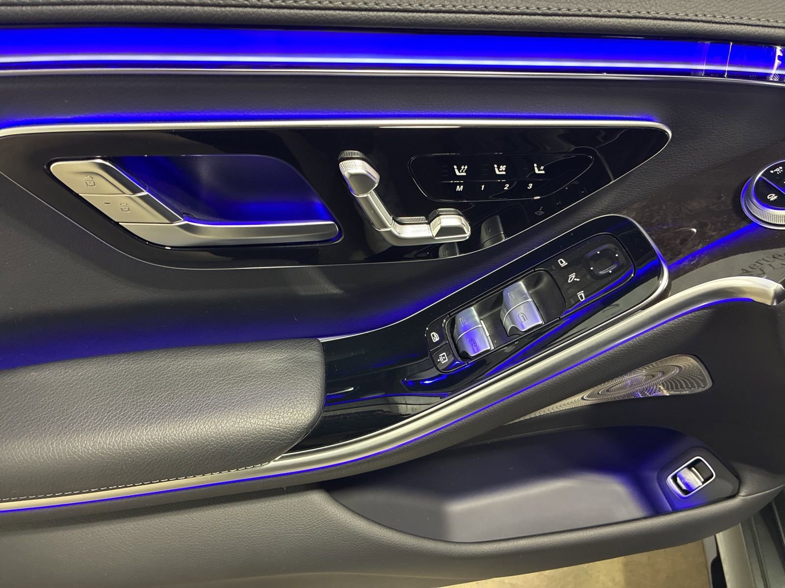 Used 2022 Mercedes-Benz S 500 4MATIC w/ AMG Line Package image 8