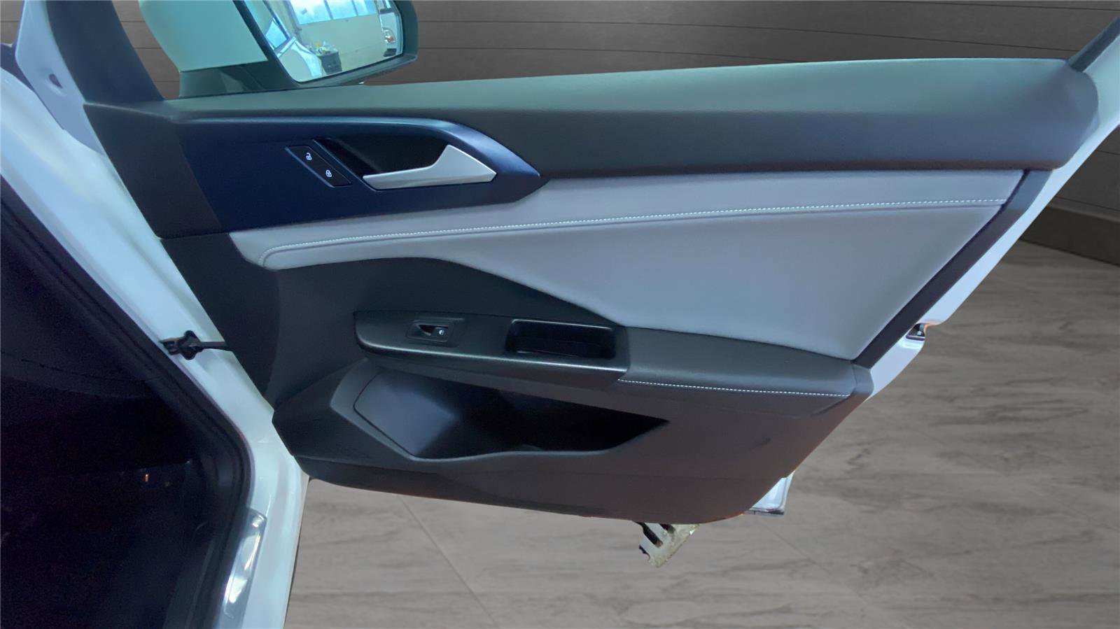 Used 2024 Volkswagen Taos SE image 21