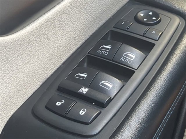 Used 2021 Chrysler Pacifica Touring-L image 23