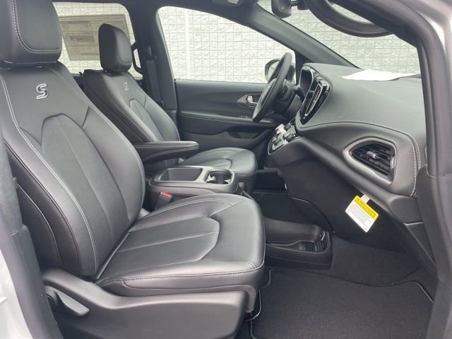New 2026 Chrysler Pacifica Select w/ S Appearance Package image 16