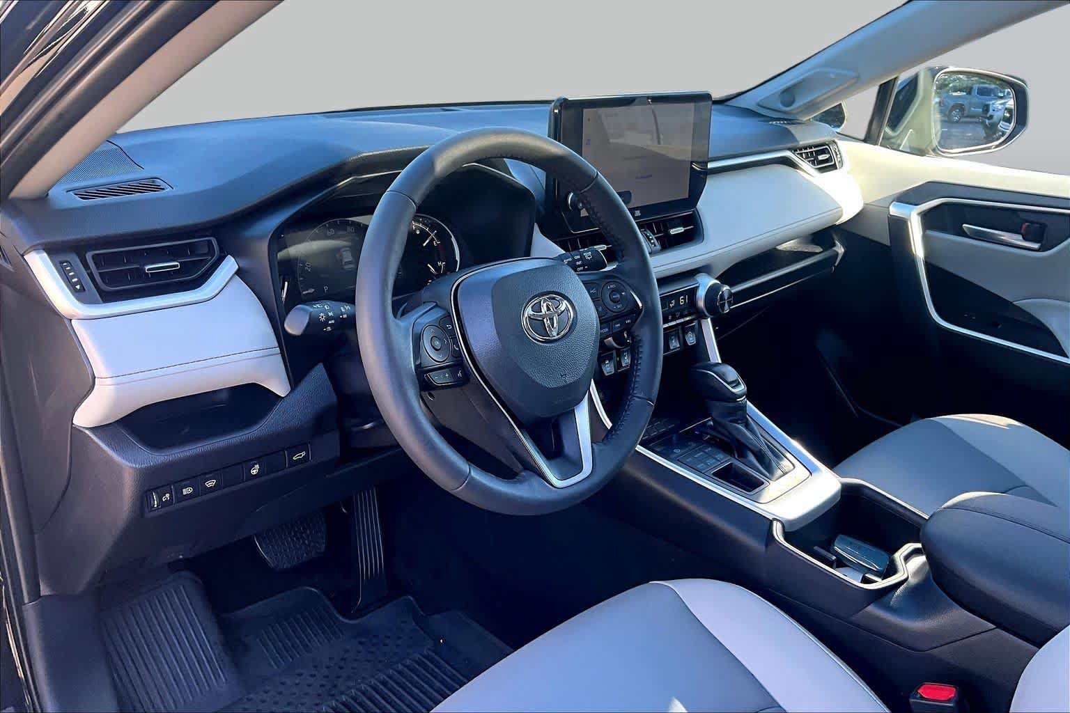 Used 2025 Toyota RAV4 XLE Premium w/ Weather Package AWD/4WD image 17