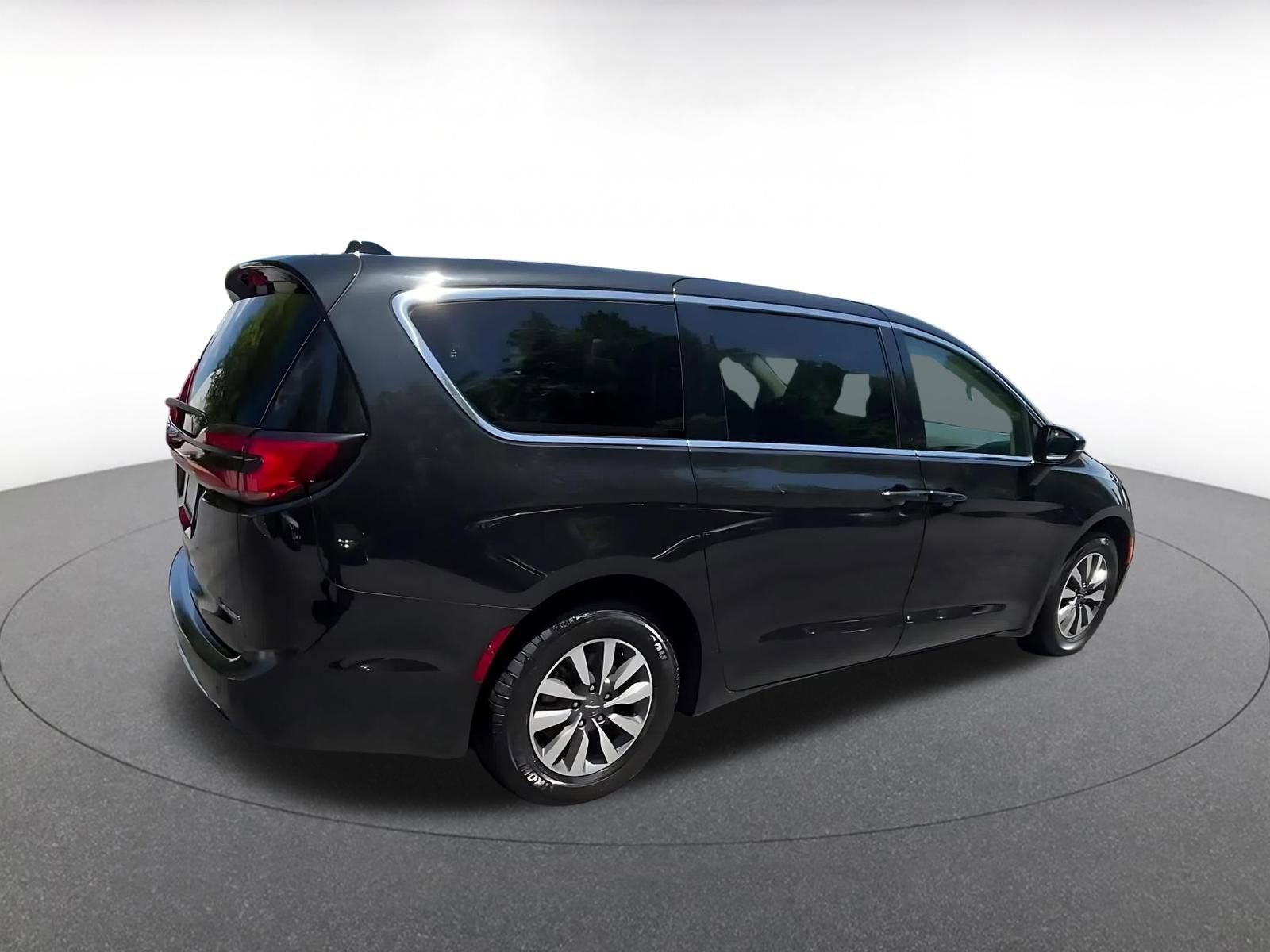 Used 2023 Chrysler Pacifica Touring-L FWD image 15