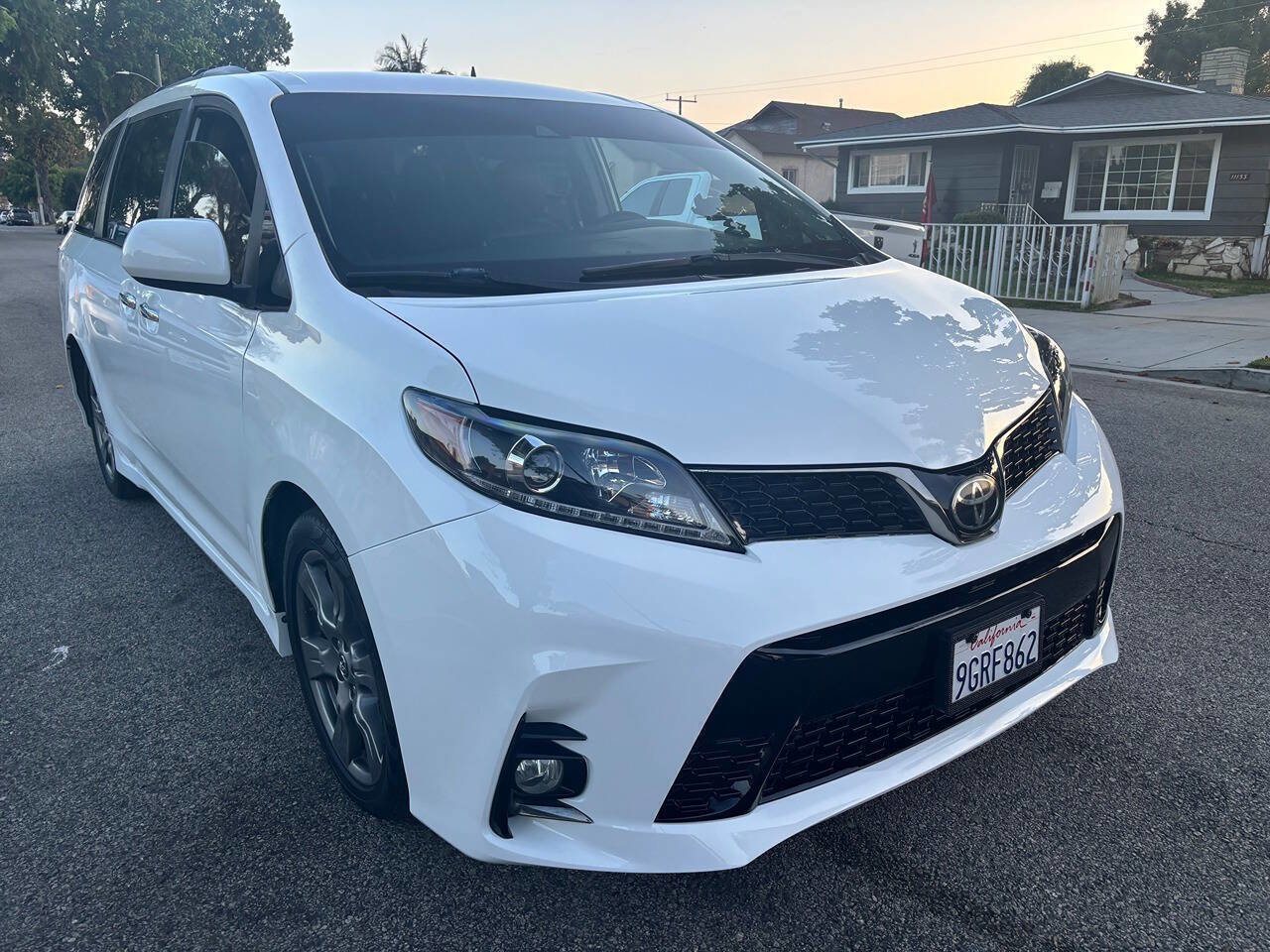 Used 2020 Toyota Sienna SE w/ Carpet Mat Package FWD image 2