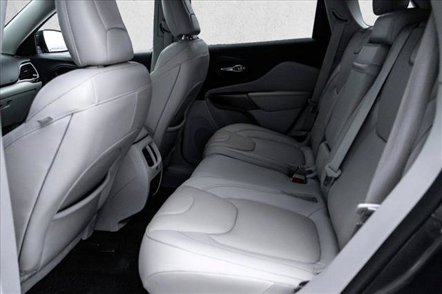 Used 2019 Jeep Cherokee Overland w/ Technology Group AWD/4WD image 20