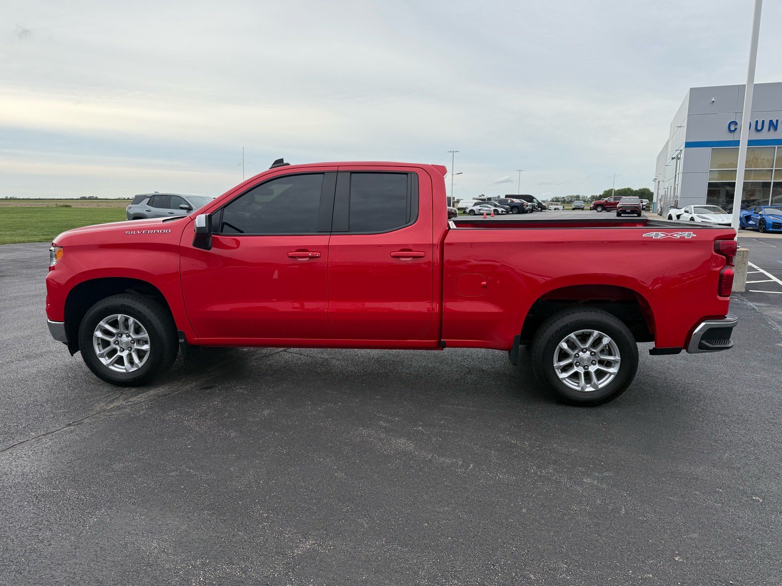 Used 2023 Chevrolet Silverado 1500 LT AWD/4WD image 2