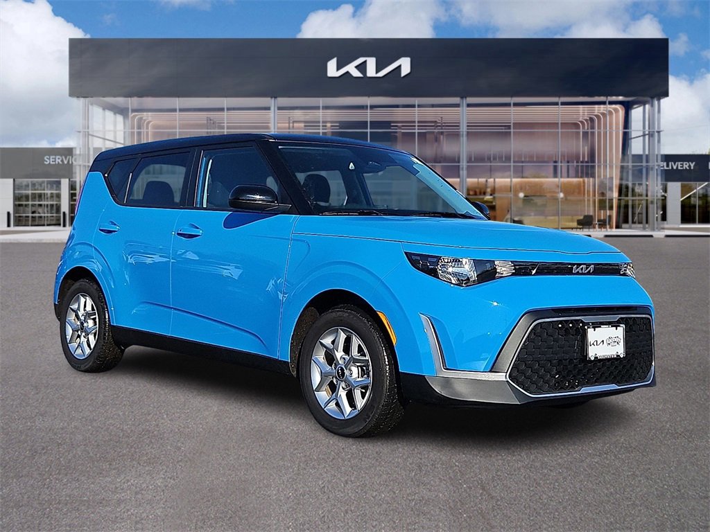 Certified 2025 Kia Soul S image 1