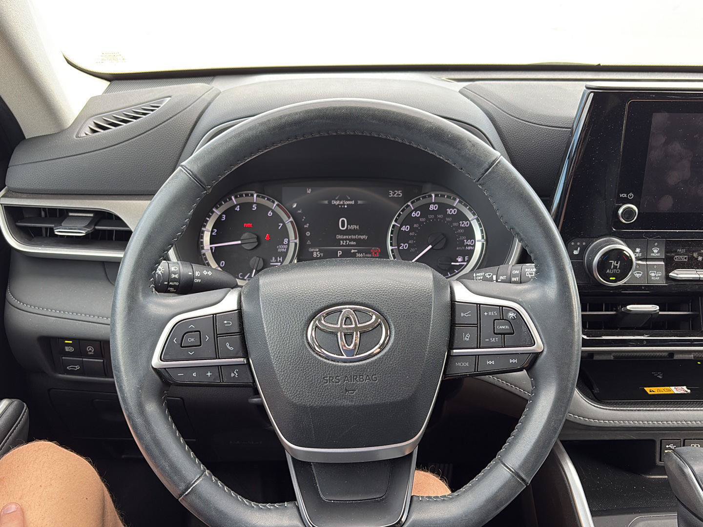 Used 2024 Toyota Highlander XLE FWD image 10