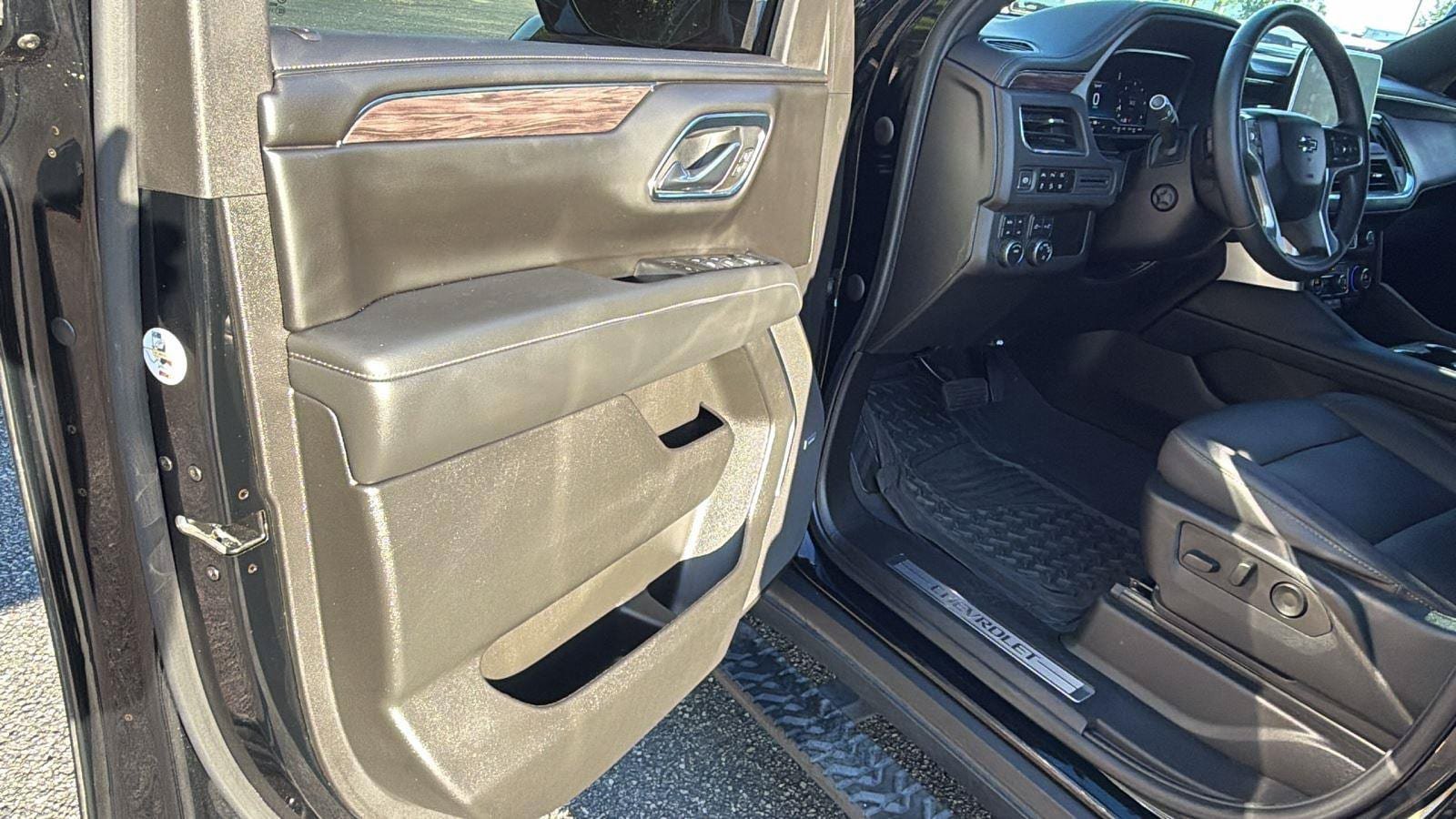 Used 2023 Chevrolet Tahoe Z71 w/ Luxury Package AWD/4WD image 15