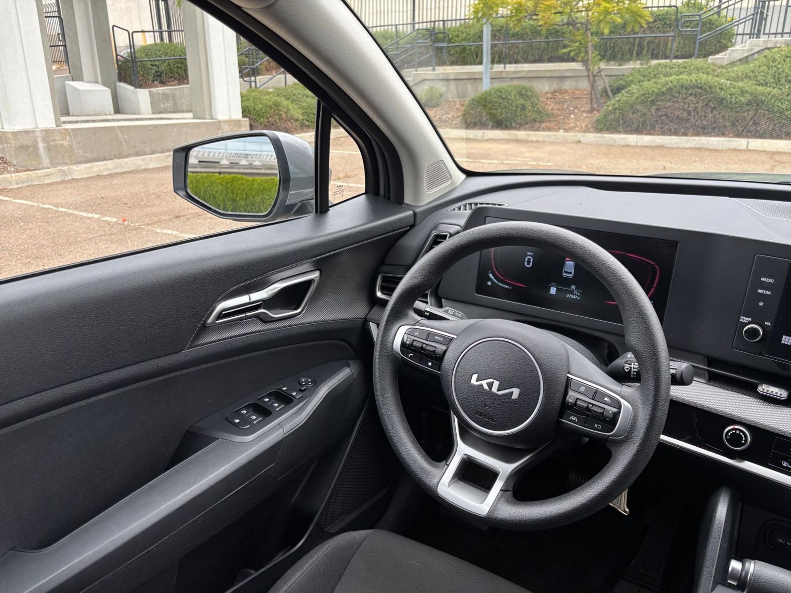 Used 2025 Kia Sportage LX FWD image 33
