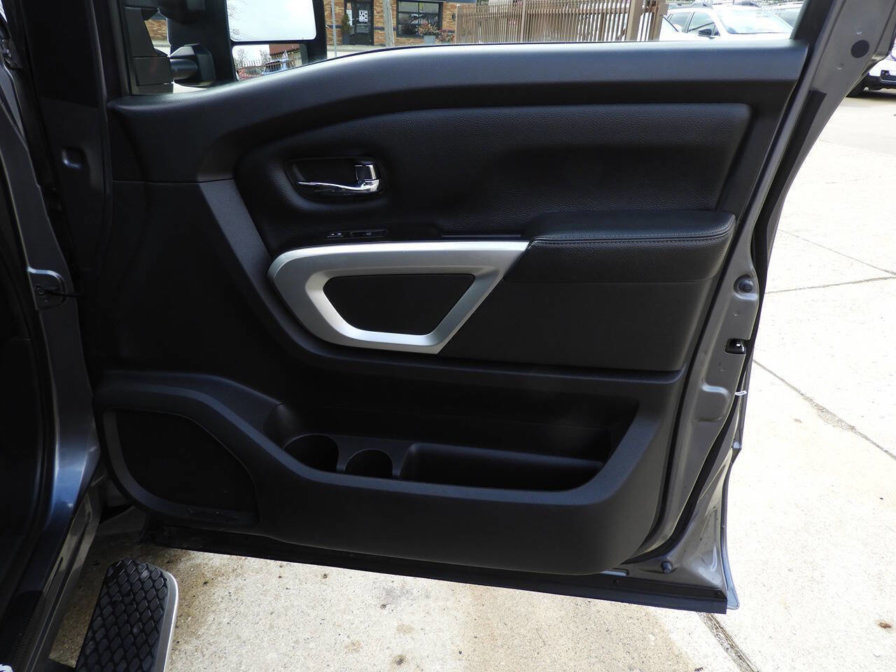 Used 2018 Nissan Titan SL w/ Chrome Package image 34