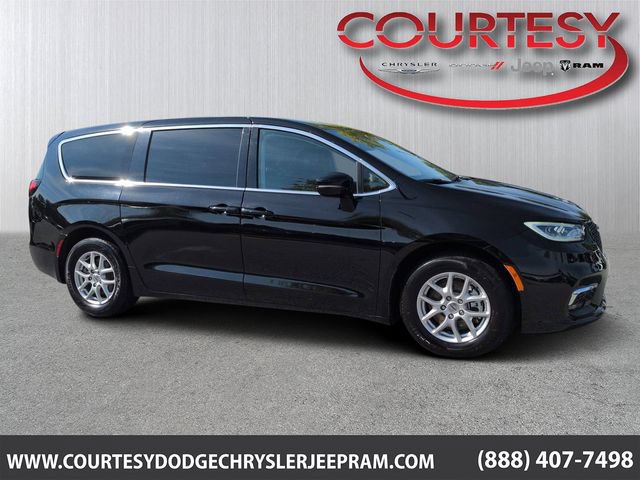 Certified 2024 Chrysler Pacifica Touring-L FWD image 32