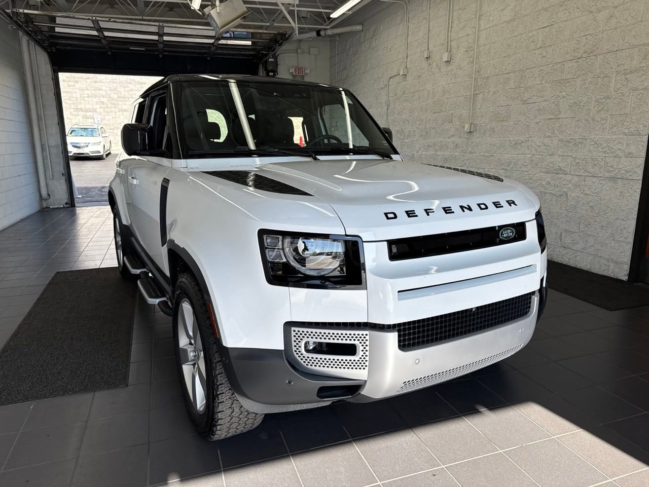 Used 2024 Land Rover Defender 110 SE AWD/4WD image 2