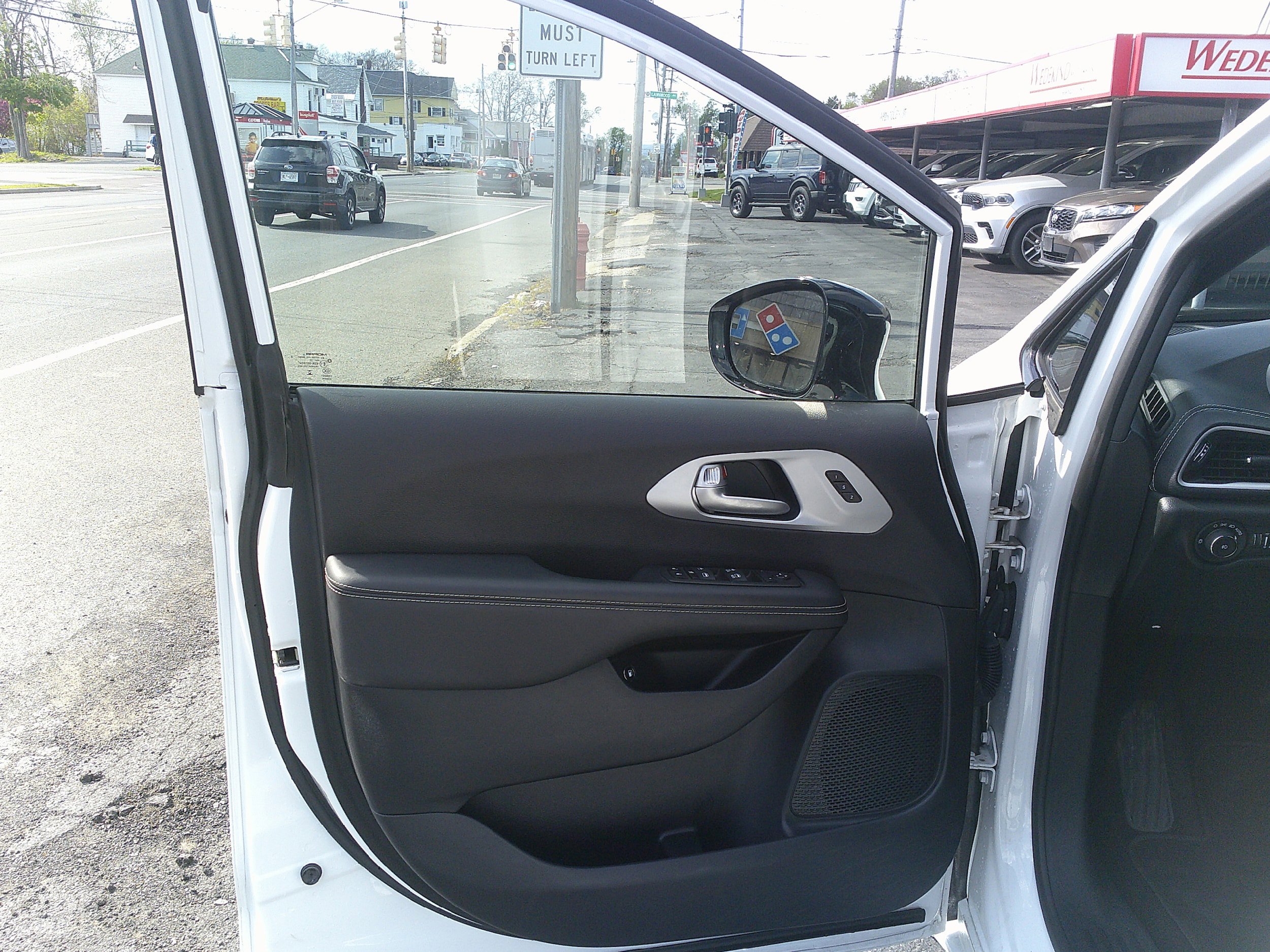 Used 2024 Chrysler Pacifica Limited FWD image 15