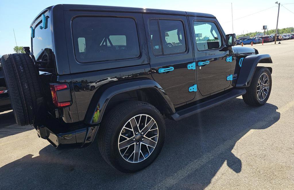 Used 2023 Jeep Wrangler Unlimited Sahara AWD/4WD image 4