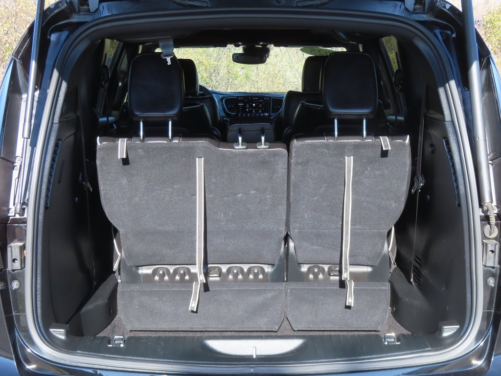 Certified 2025 Chrysler Pacifica Limited image 17