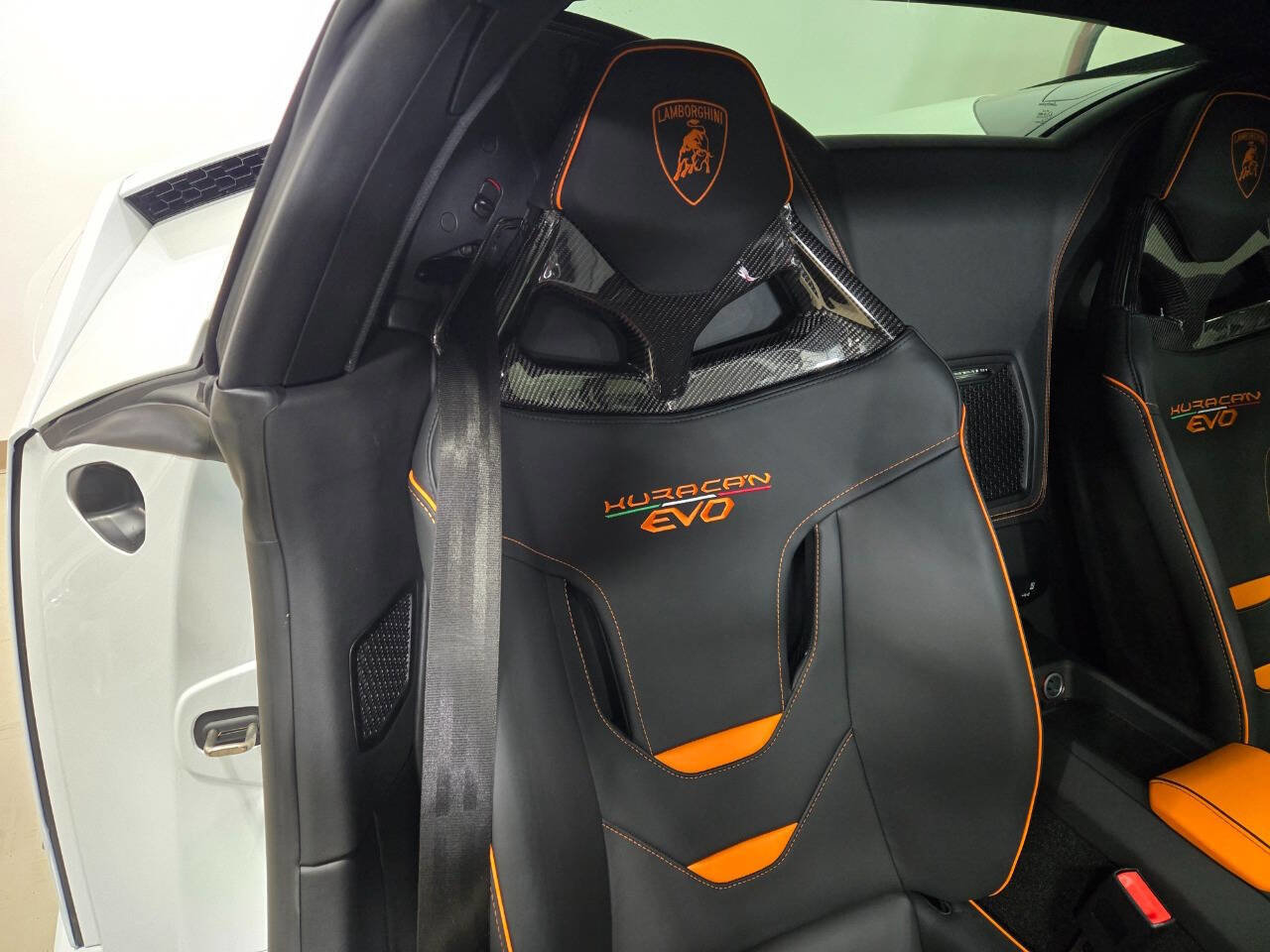 Used 2024 Lamborghini Huracan EVO image 34