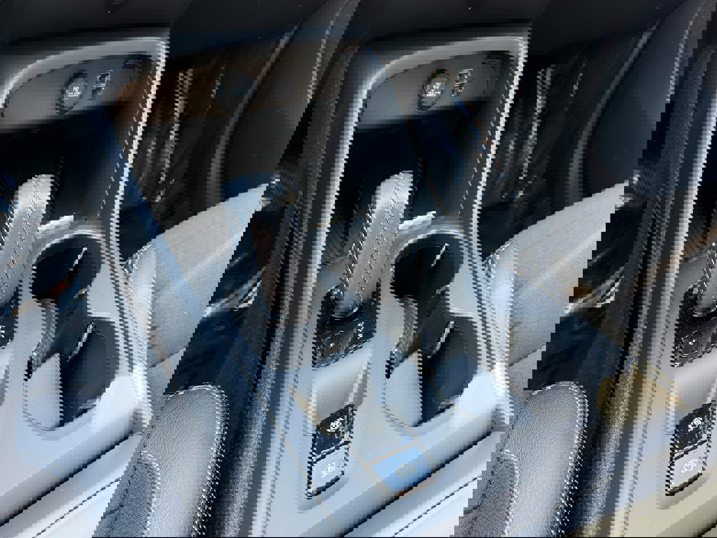 Used 2020 Volvo XC40 T4 Momentum image 16