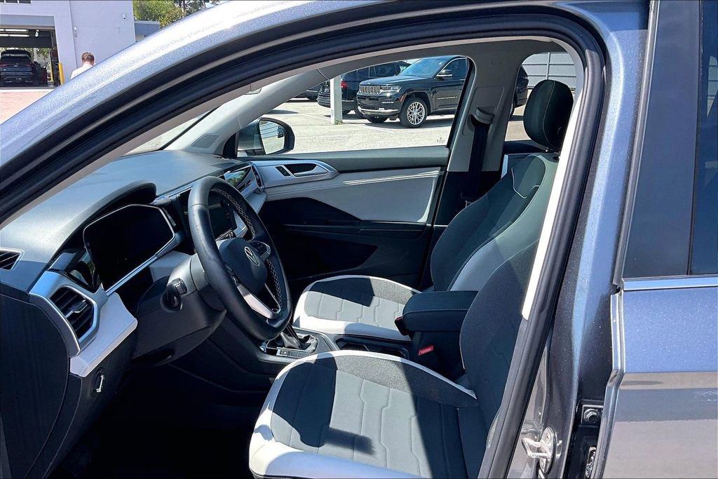 Certified 2025 Volkswagen Taos SE w/ Panoramic Sunroof Package image 21