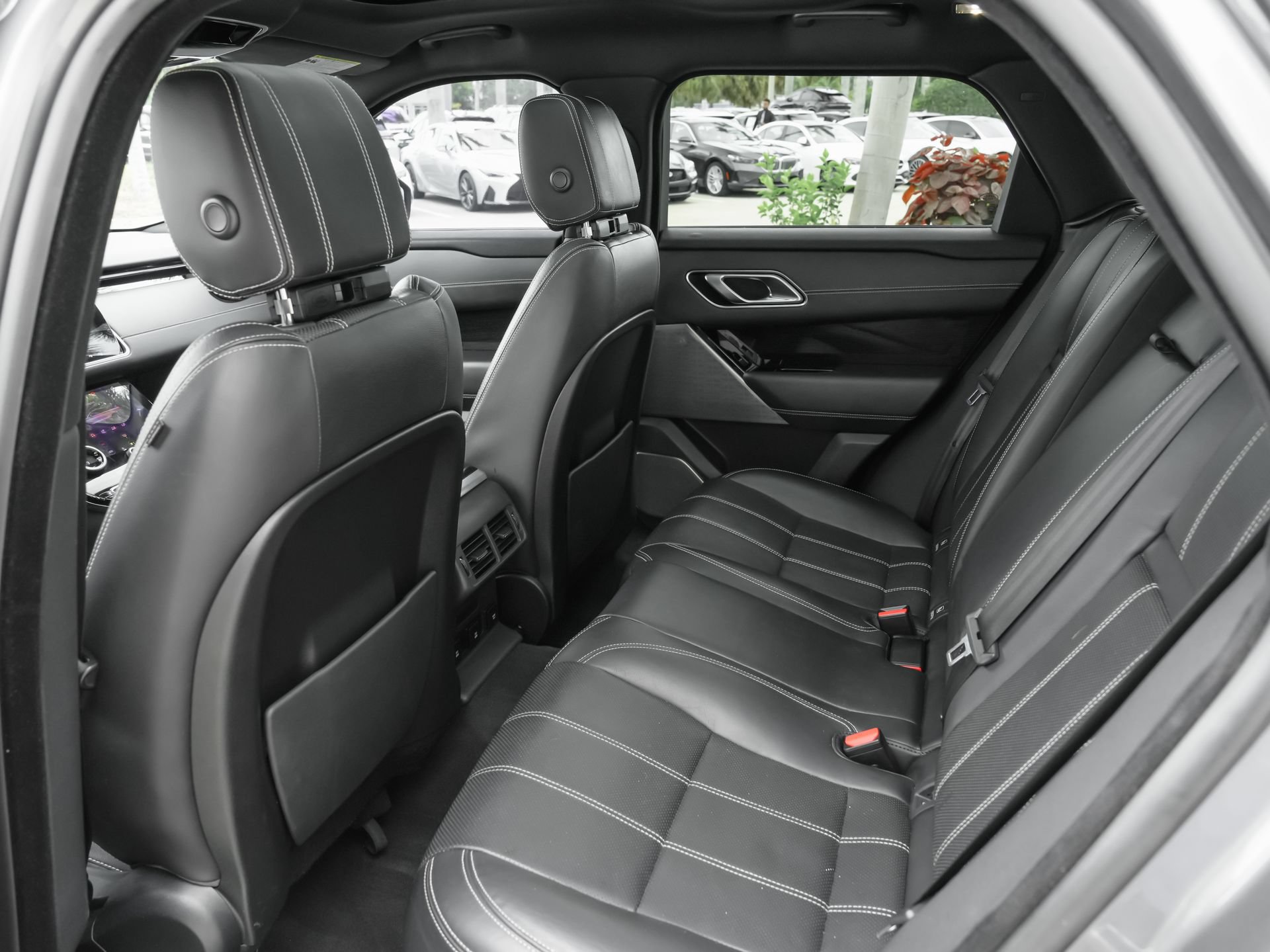 Used 2019 Land Rover Range Rover Velar R-Dynamic SE AWD/4WD image 32