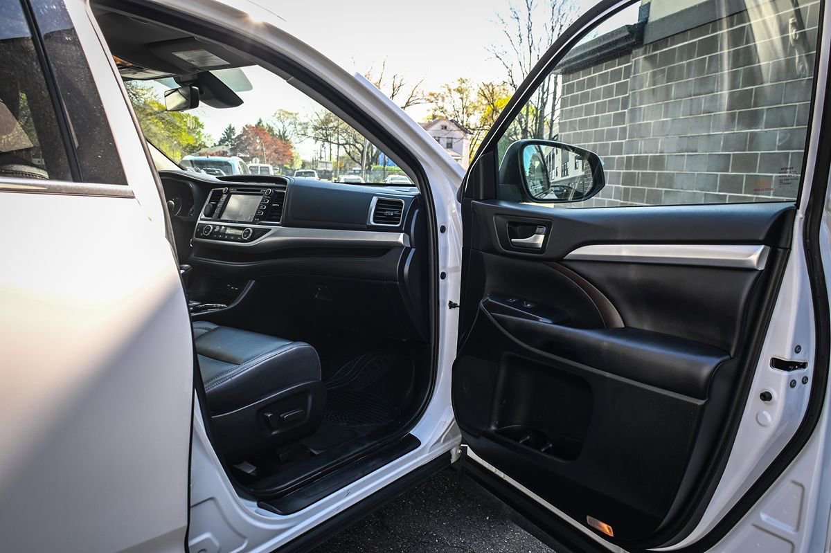 Used 2019 Toyota Highlander XLE AWD/4WD image 19