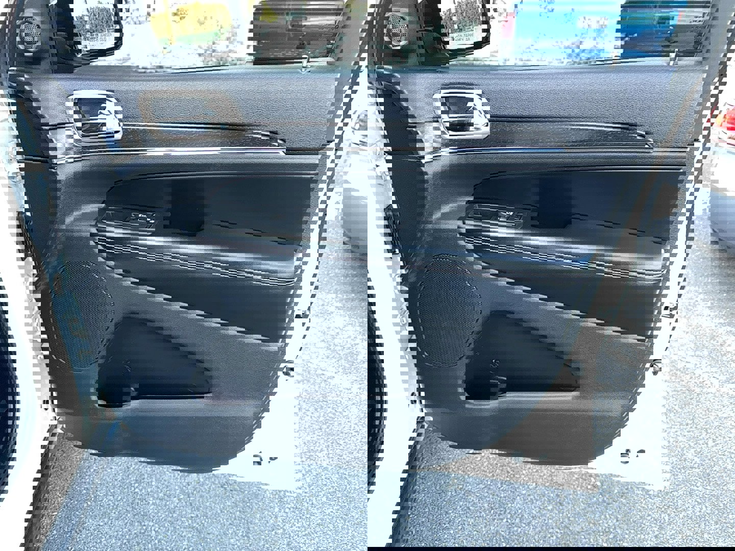 Used 2016 Jeep Grand Cherokee Limited image 25