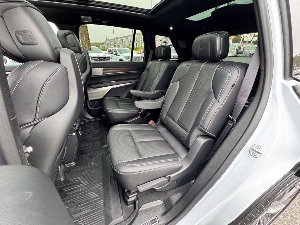 Used 2026 Cadillac Vistiq Sport w/ LPO, Floor Liner Package AWD/4WD image 9