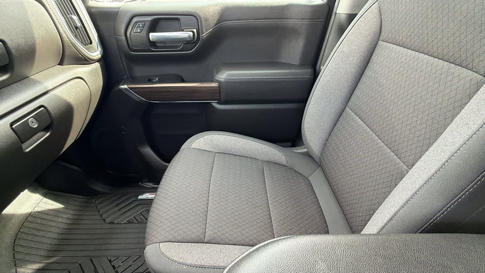 Used 2021 Chevrolet Silverado 1500 LT Trail Boss w/ LPO, Dark Essentials Package AWD/4WD image 12