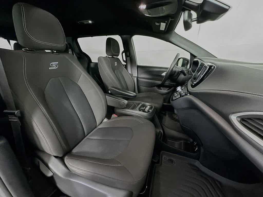 Used 2021 Chrysler Pacifica Touring w/ S Appearance Package FWD image 15