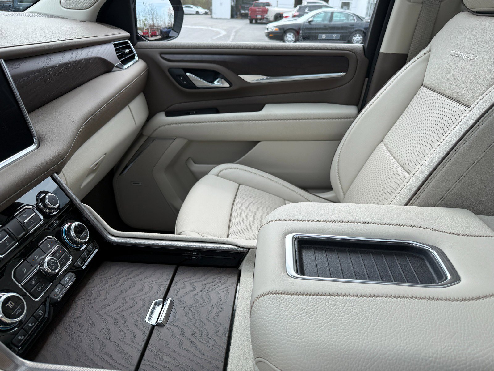 Used 2024 GMC Yukon Denali AWD/4WD image 36