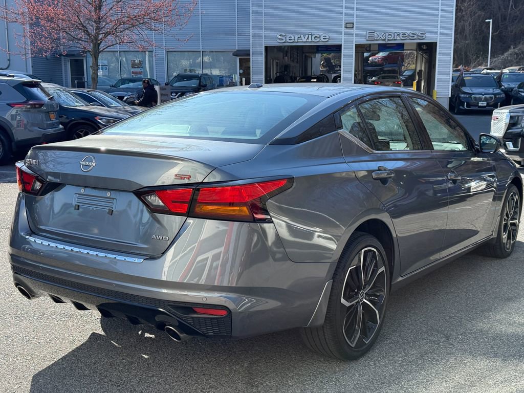 Used 2023 Nissan Altima 2.5 SR AWD/4WD image 2