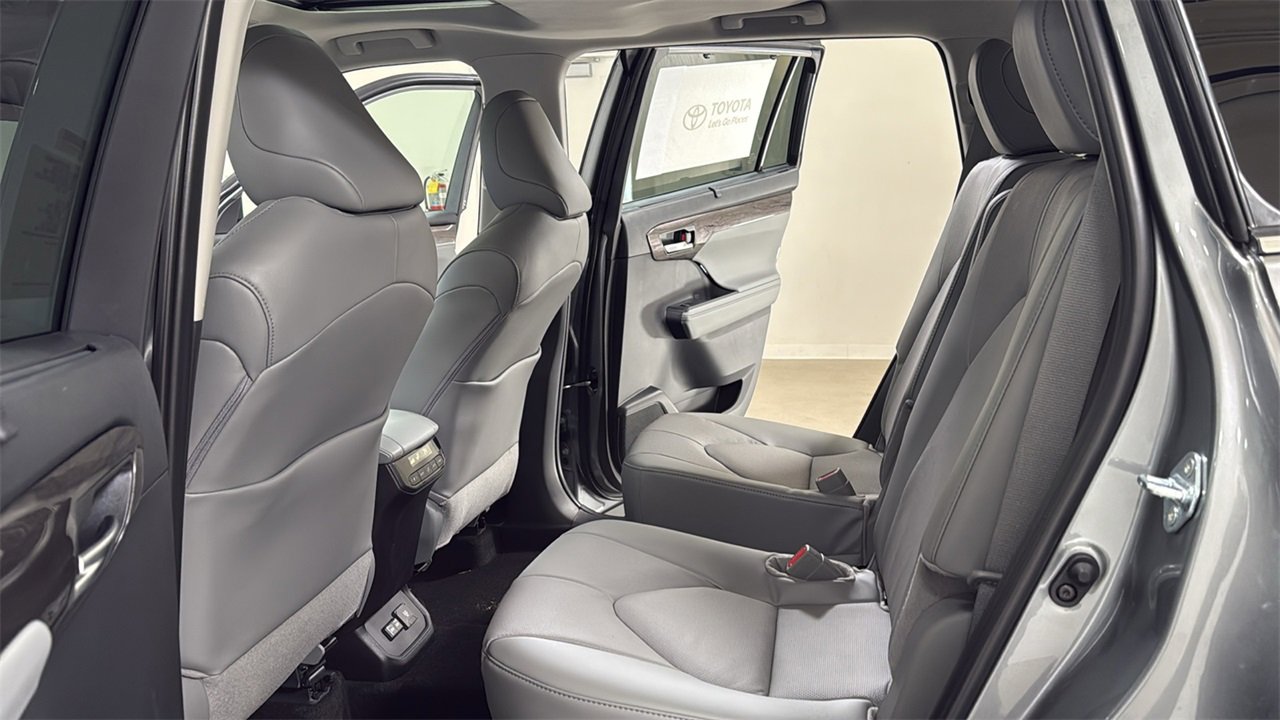 New 2026 Toyota Highlander Limited image 15