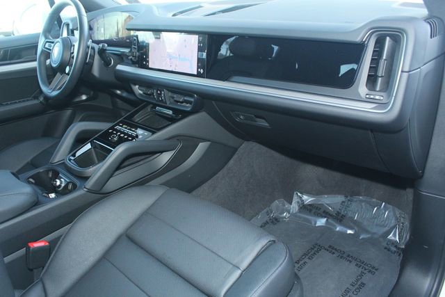 Certified 2025 Porsche Cayenne image 28